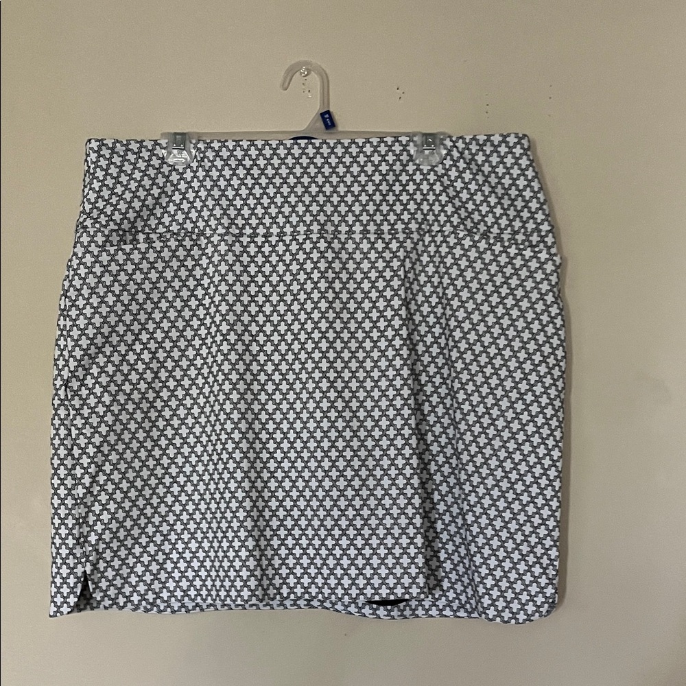 NWOT Chic Black and White Patterned Skort. Black shorts underneath